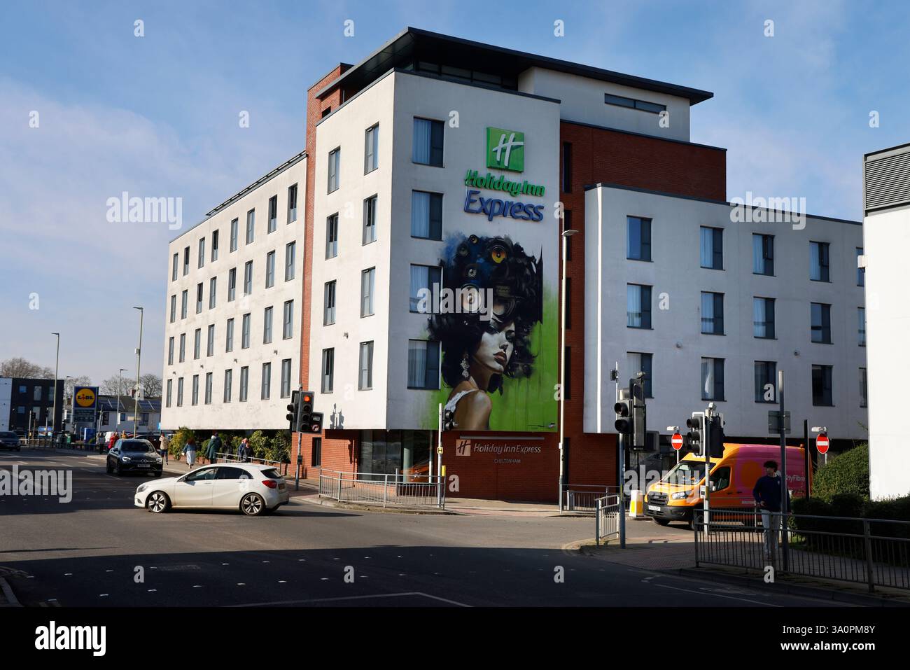 Holiday Inn Express, 33 Dunalley St, Cheltenham, Gloucestershire, England. 4 März 2025 Bild von Andrew Higgins/©Thousand Word Media Ltd Stockfoto