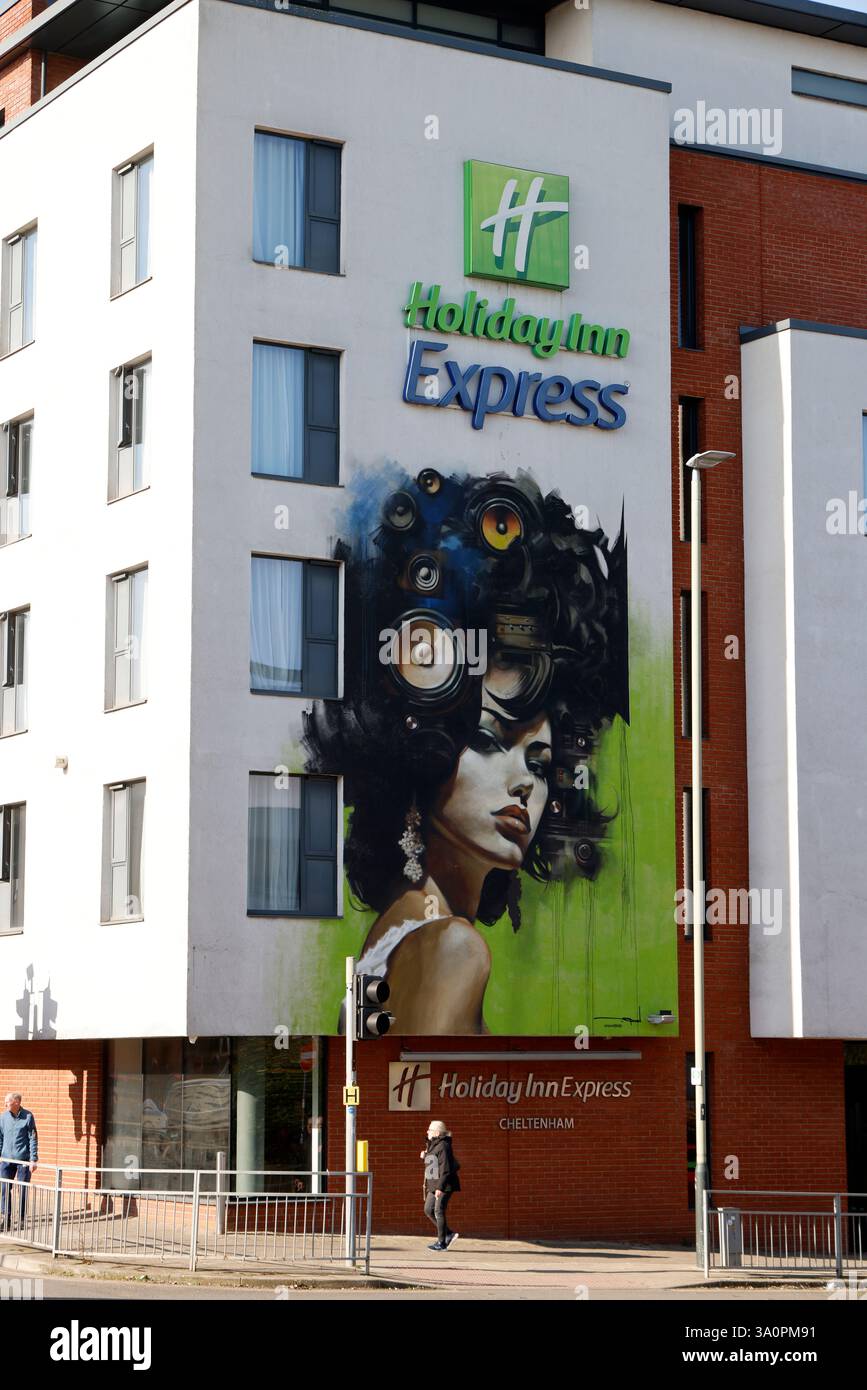 Holiday Inn Express, 33 Dunalley St, Cheltenham, Gloucestershire, England. 4 März 2025 Bild von Andrew Higgins/©Thousand Word Media Ltd Stockfoto
