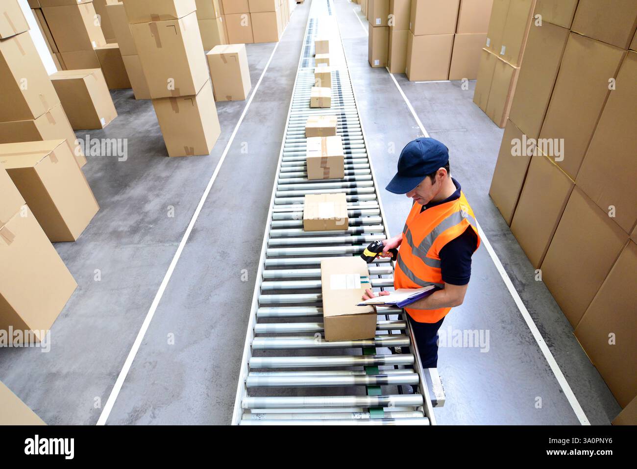 Arbeiter in einem Warenlager - Lagerung und Transport von Waren per Versandhandel - Nahaufnahme Foto Stockfoto