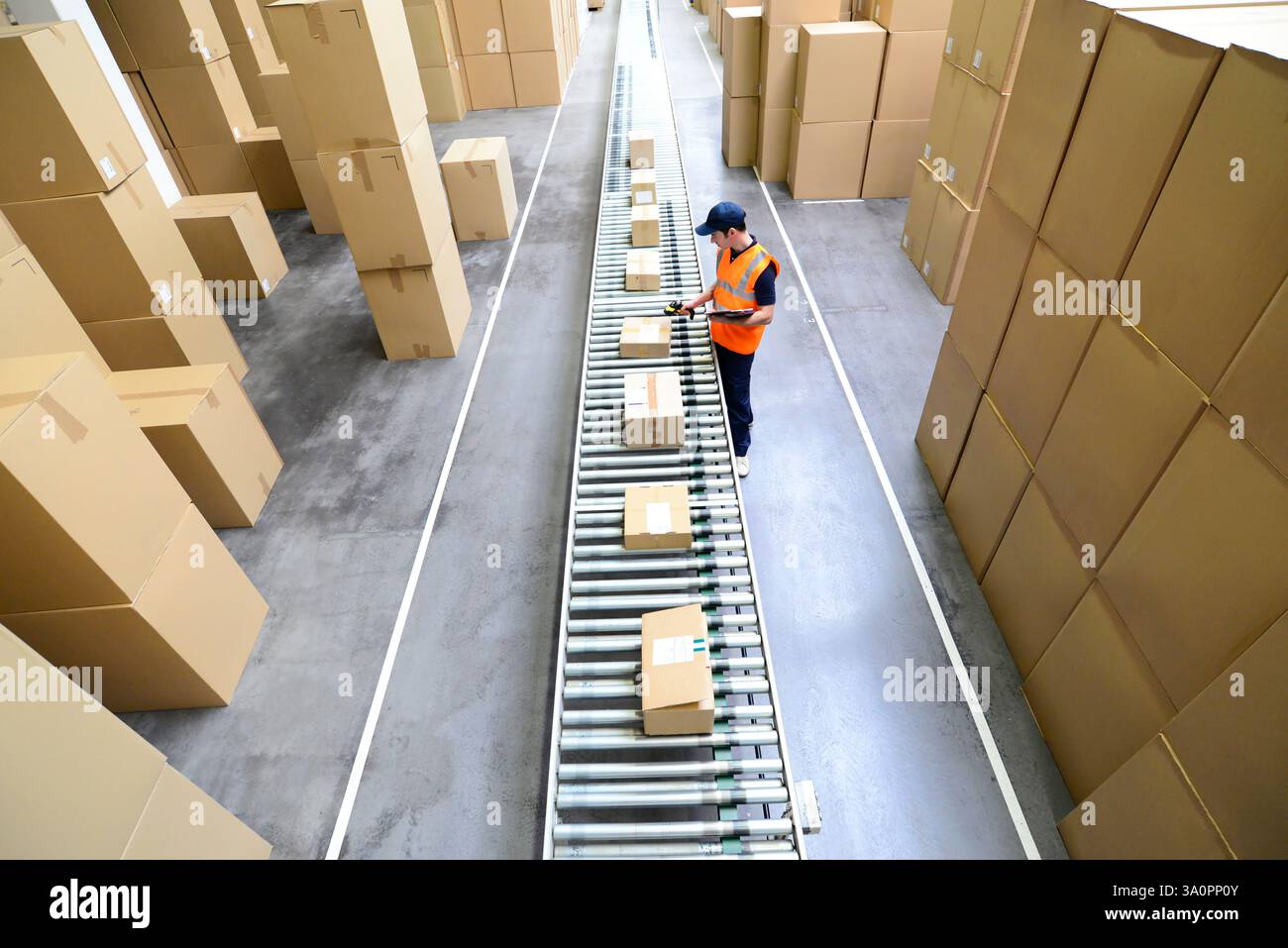 Arbeiter in einem Warenlager - Lagerung und Transport von Waren per Versandhandel - Nahaufnahme Foto Stockfoto