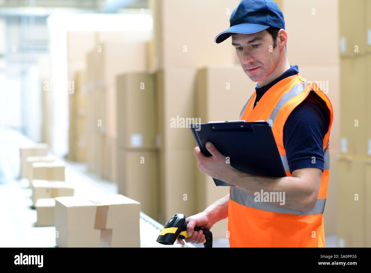 Arbeiter in einem Warenlager - Lagerung und Transport von Waren per Versandhandel - Nahaufnahme Foto Stockfoto