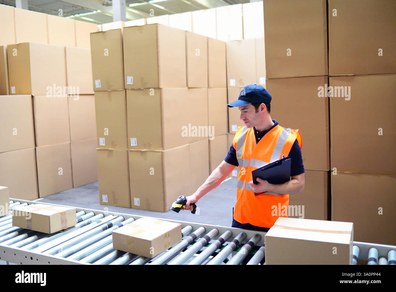 Arbeiter in einem Warenlager - Lagerung und Transport von Waren per Versandhandel - Nahaufnahme Foto Stockfoto