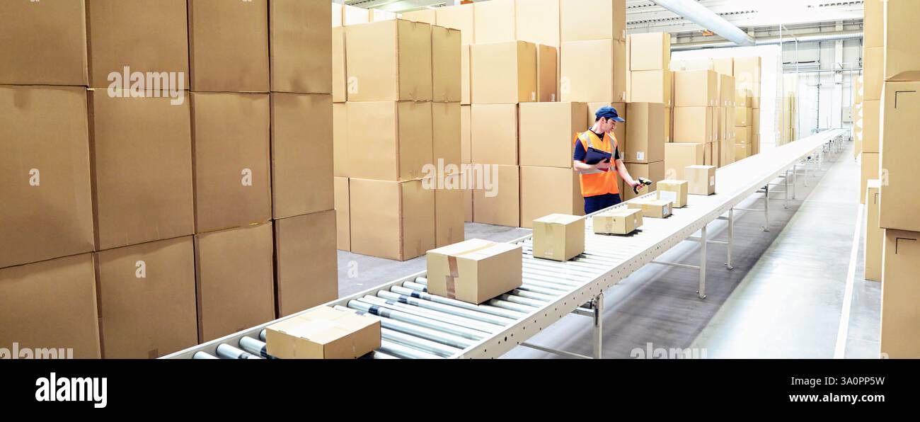 Arbeiter in einem Warenlager - Lagerung und Transport von Waren per Versandhandel - Nahaufnahme Foto Stockfoto