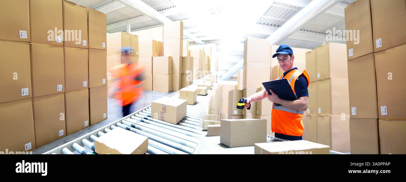 Arbeiter in einem Warenlager - Lagerung und Transport von Waren per Versandhandel - Nahaufnahme Foto Stockfoto