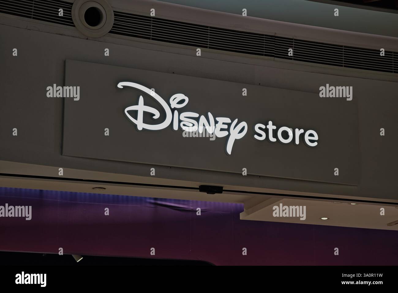 SHANGHAI, CHINA - 5. MÄRZ 2025 - Ein Disney-Geschäft in Shanghai, China, 5. März 2025. Stockfoto