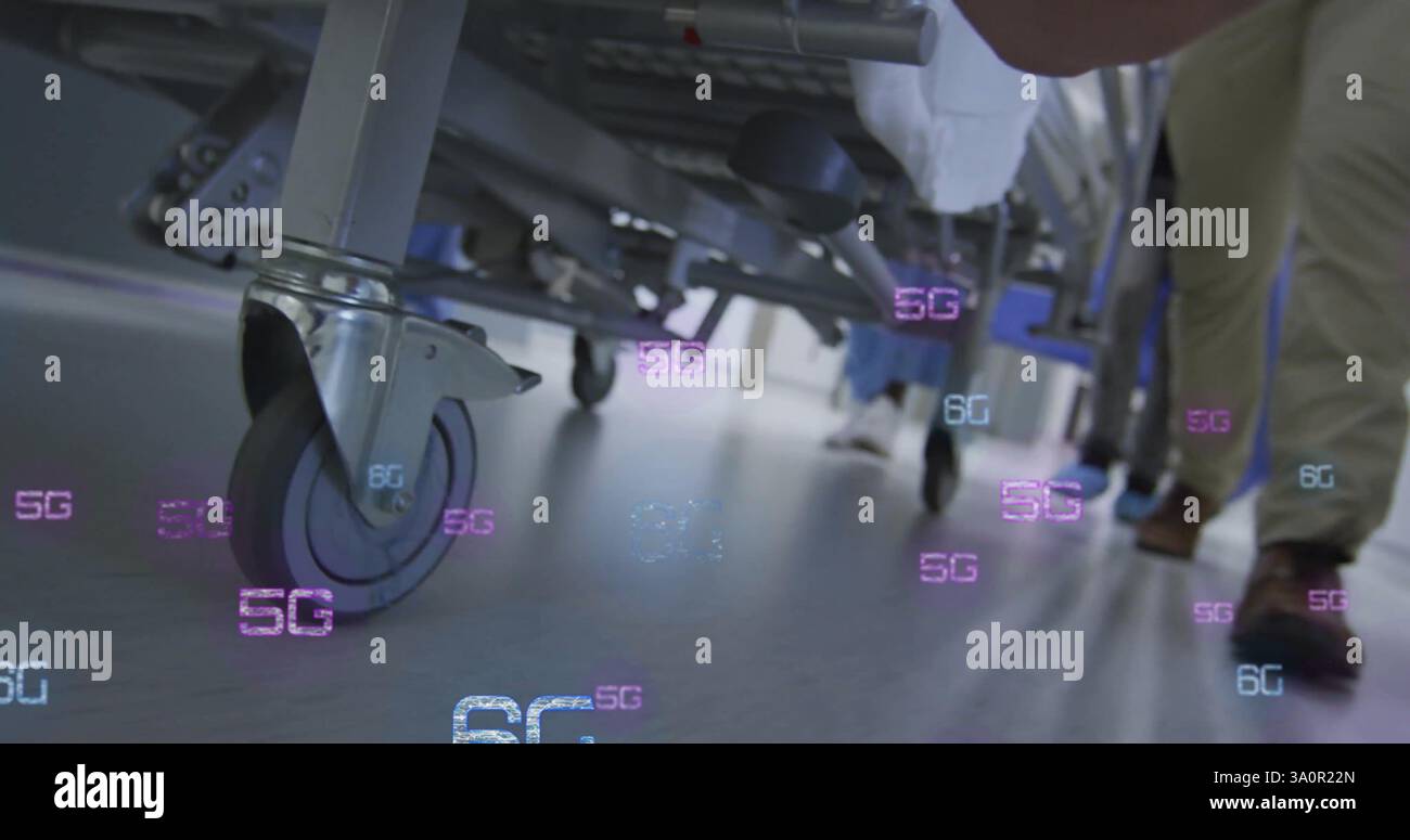 Bild der 5g- und 6g-Datenverarbeitung über Ärzten mit Krankenhausbett Stockfoto