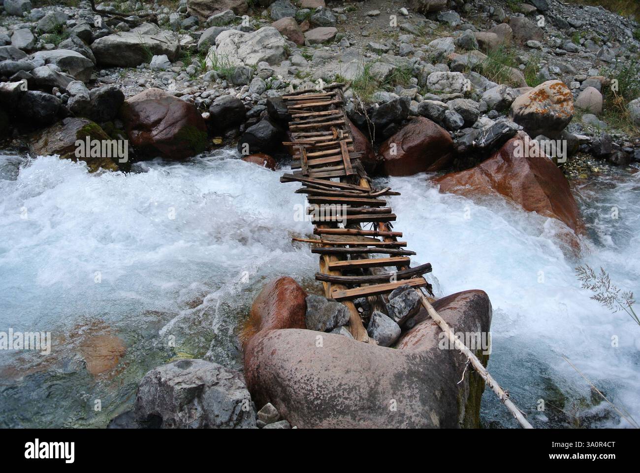 Bild von einer Brücke über den Gebirgsbach in Highlands an einem sonnigen Tag Stockfoto