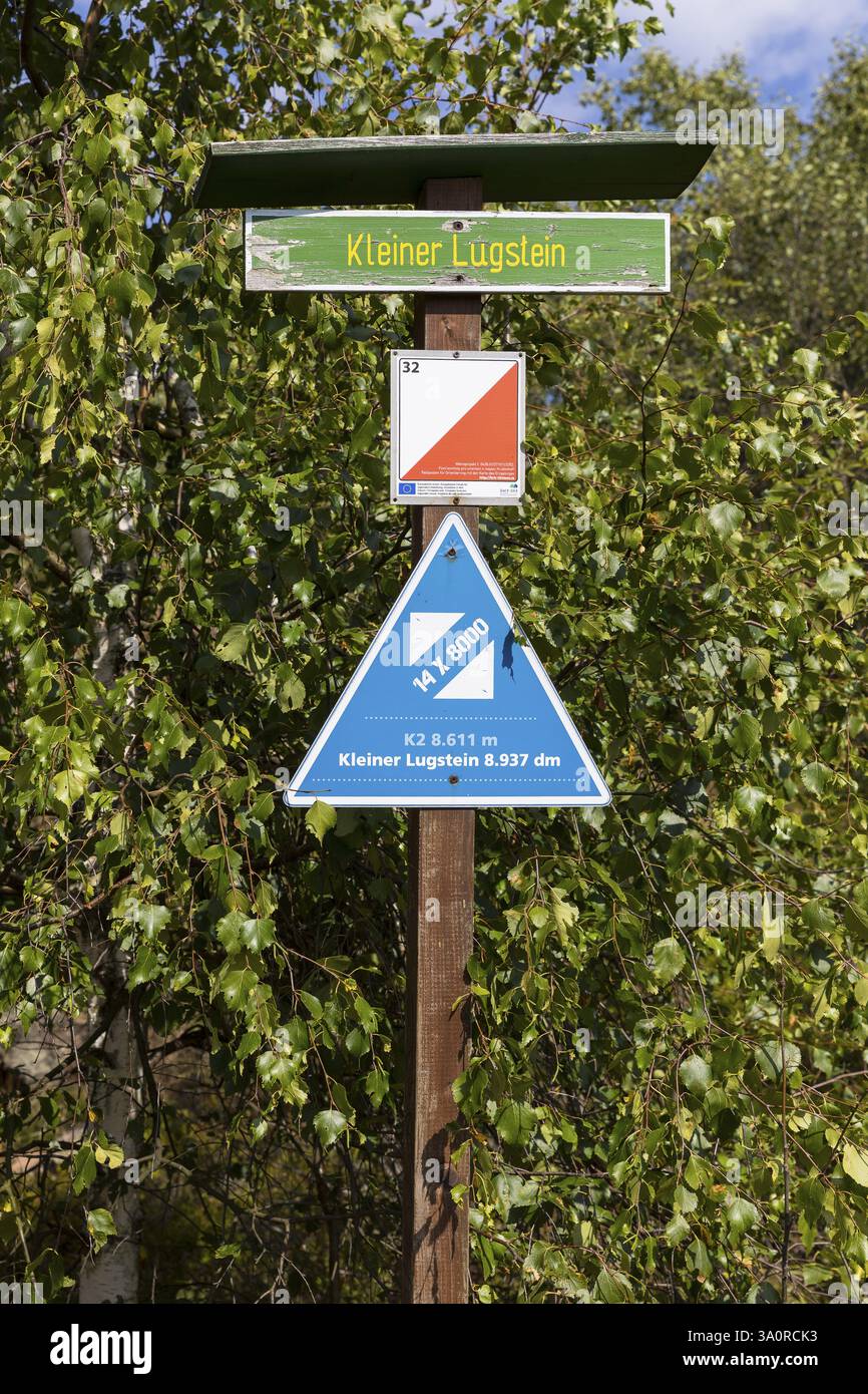 Kleines Lugstein-Schild mit Werbeschild für 14 mal 8000 Meter hohe Berge im Osterzgebirge, Zinnwald, Sachsen, Deutschland, Europa Stockfoto