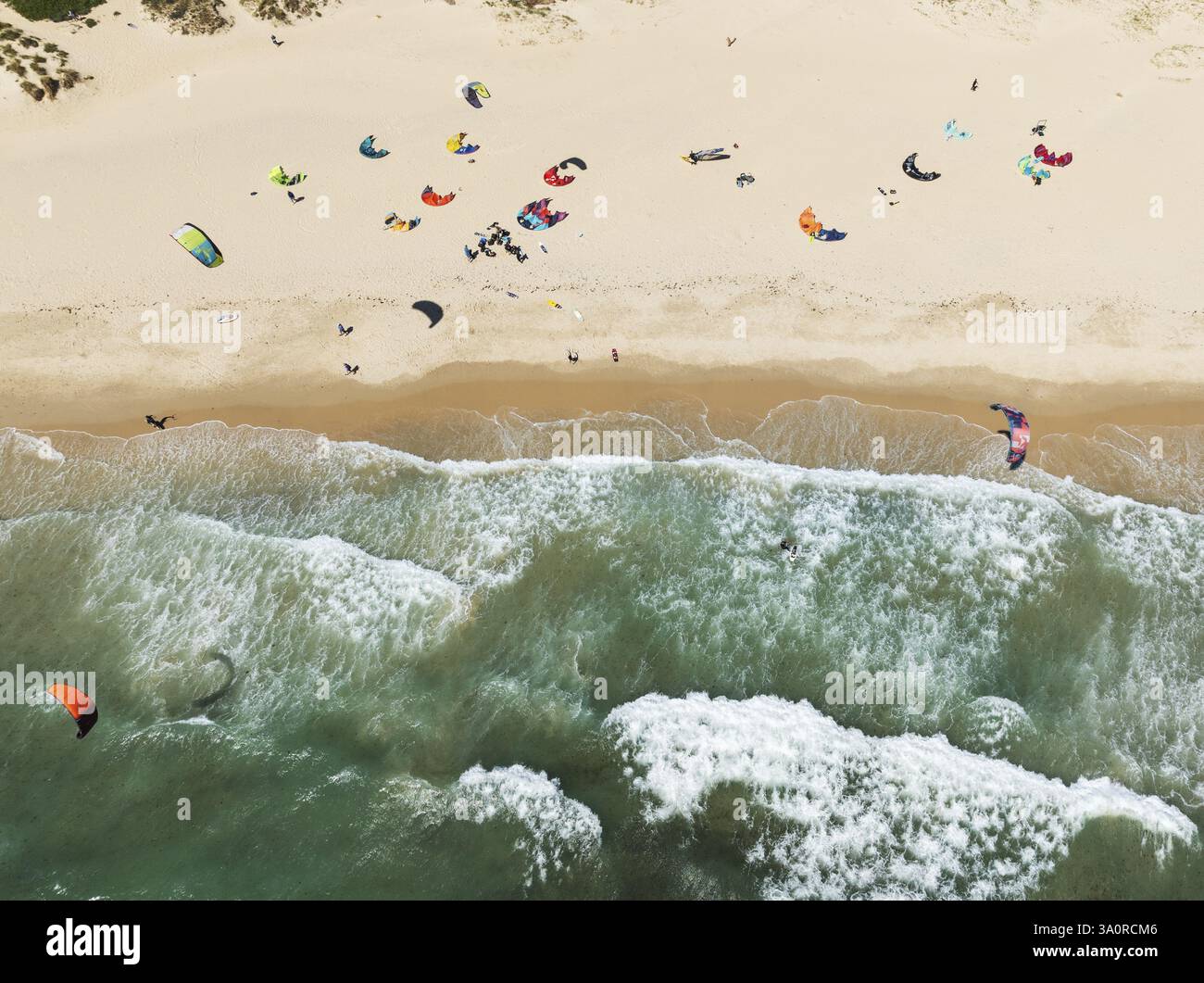 Kitesurfer am Strand Los Lances in der Nähe von Tarifa. Luftaufnahme. Drohnenaufnahme. Provinz Cadiz, Andalusien, Spanien, Europa Stockfoto