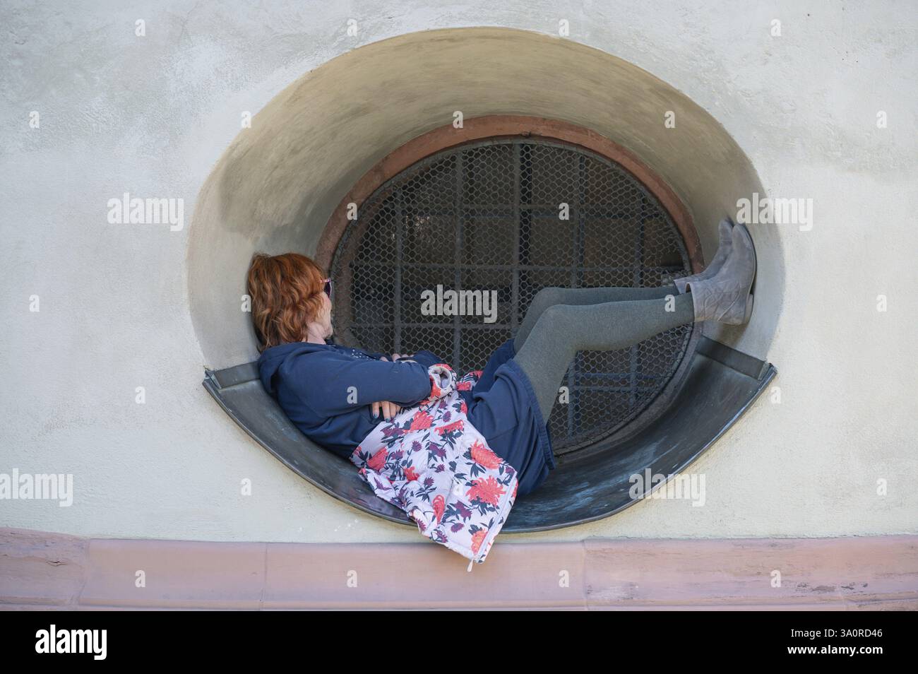 Frau in einem ovalen Kirchenfenster, Bayern, Deutschland, Europa Stockfoto