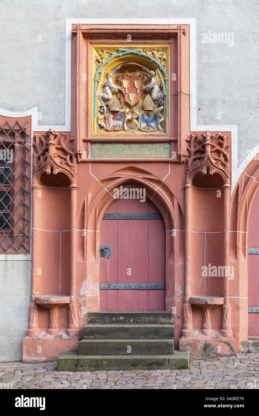 Historisches Spitzbogenportal mit Sitznischen und Wappen beim Dompropstamt am Albrechtsburger Domplatz, Meißen, Sachsen Stockfoto