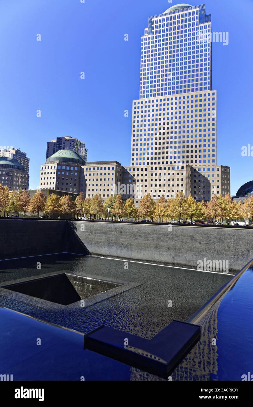 One World Trade Center, World Trade Center Site, Ground Zero, Manhattan, New York, USA, ein Wolkenkratzer überblickt einen reflektierenden Pool aus Wasser, umgeben von b Stockfoto