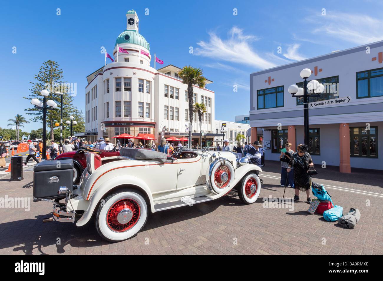 Ein klassischer Studebaker-Wagen aus dem Jahr 1930 vor dem „Dome“, einem historischen Art déco-Gebäude in Napier, Neuseeland. Fotografiert während des Art Deco Festivals Stockfoto