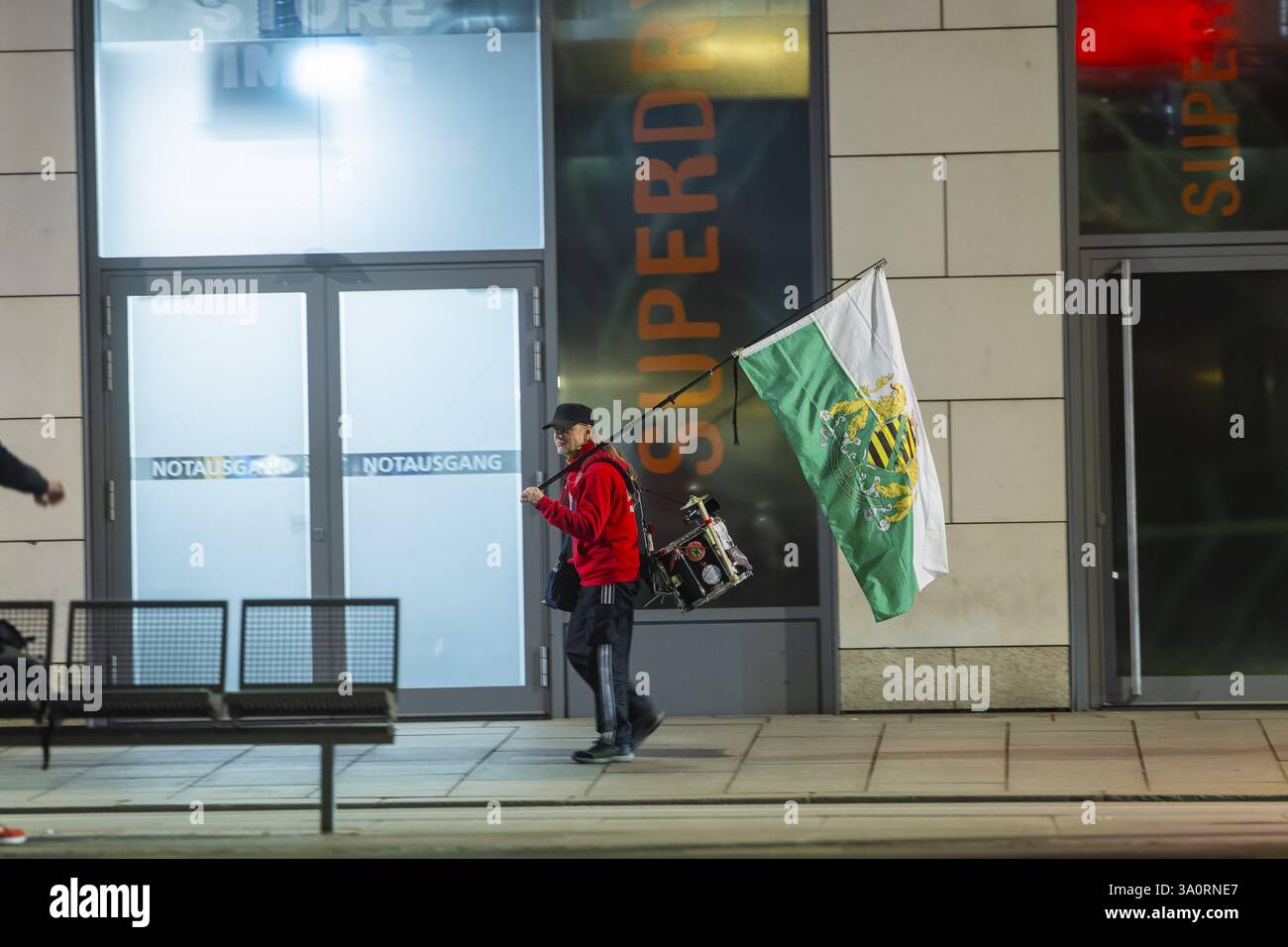 Ein Unterstützer der radikalen Freisachsen, läuft mit sächsischer Flagge und Trommel auf der Wilsdruffer Straße für die Montag-Demonstration in Dresden, Sachsen Stockfoto