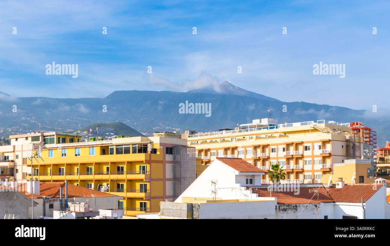Blick am frühen Morgen auf den Mount El Teide von Puerto de la Cruz Stadt, Teneriffa, Kanarische Insel, Spanien Stockfoto