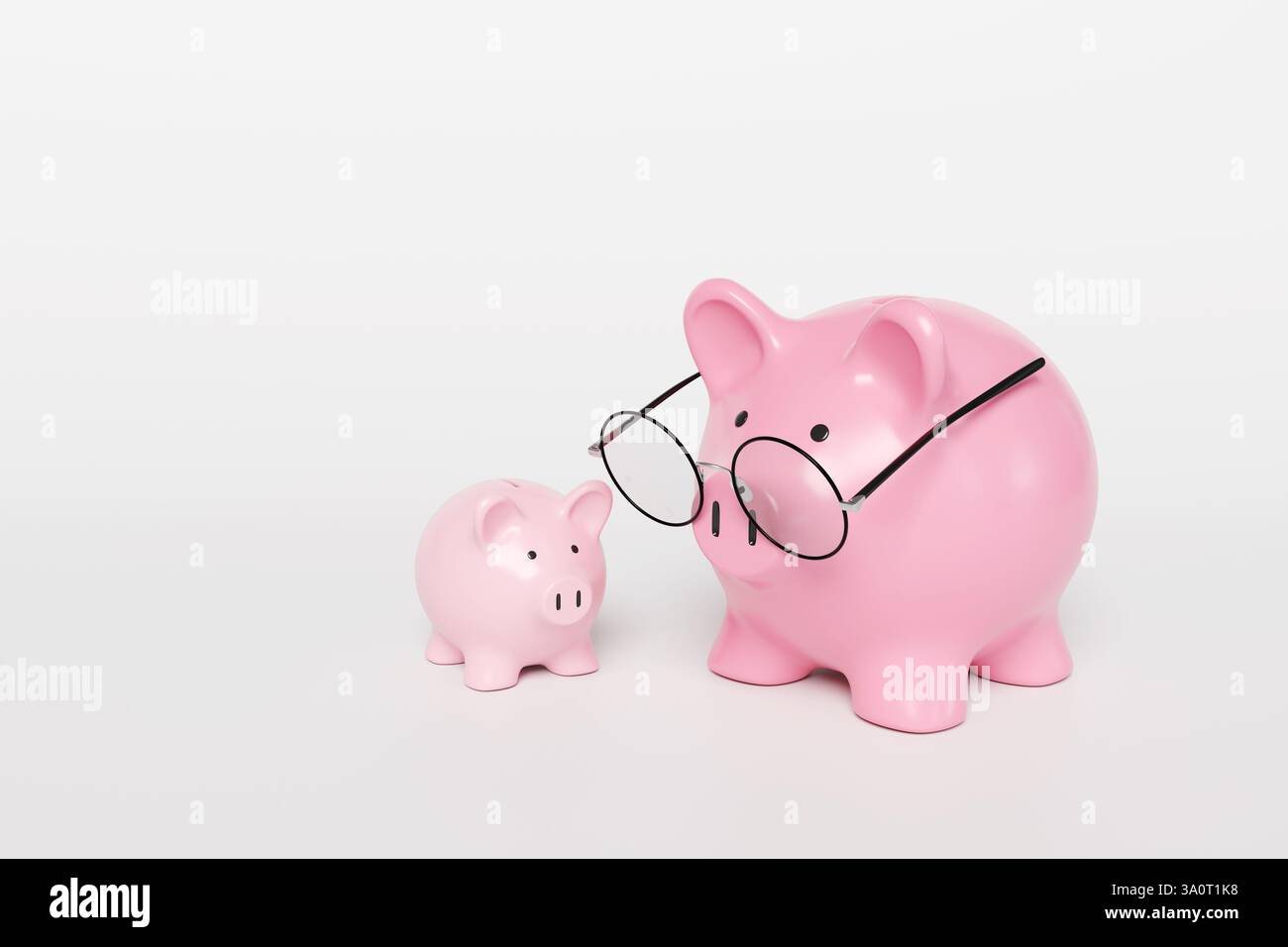 Eine große pinkfarbene Mutter Schweinebank mit Brille und eine kleinere auf weißem Hintergrund. Investitionen, Fonds und Planung für die Kinderbildung Stockfoto