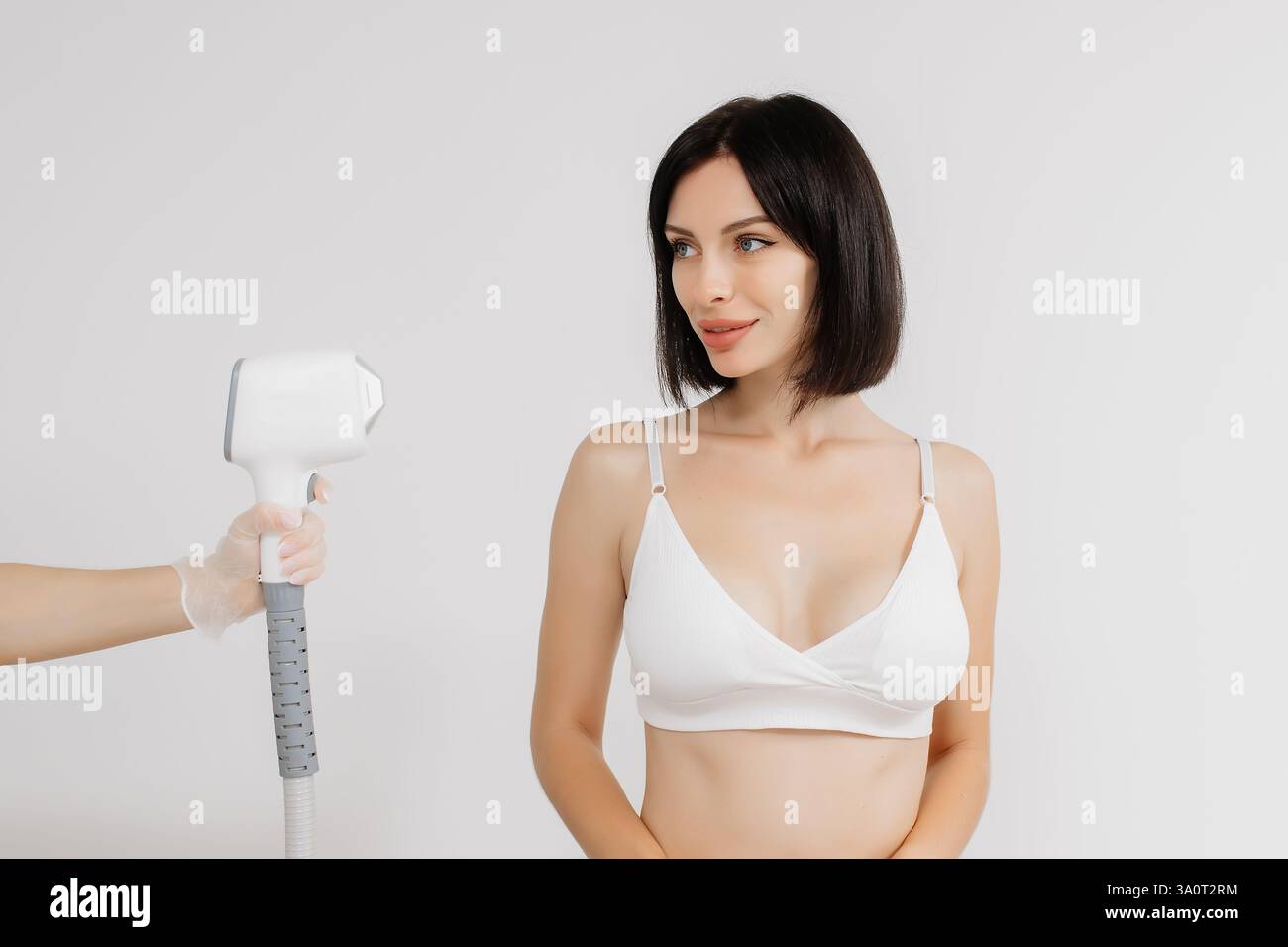 Körperhygiene. Laserhaarentfernung des Körpers. Ein Kosmetiker entfernt Körperhaare junger Frauen. Laserhaarentfernung in einer Kosmetikklinik. Stockfoto Körperhygiene. Laserhaarentfernung des Körpers. Ein Kosmetiker entfernt Körperhaare junger Frauen. Laserhaarentfernung in einer Kosmetikklinik. Stockfoto