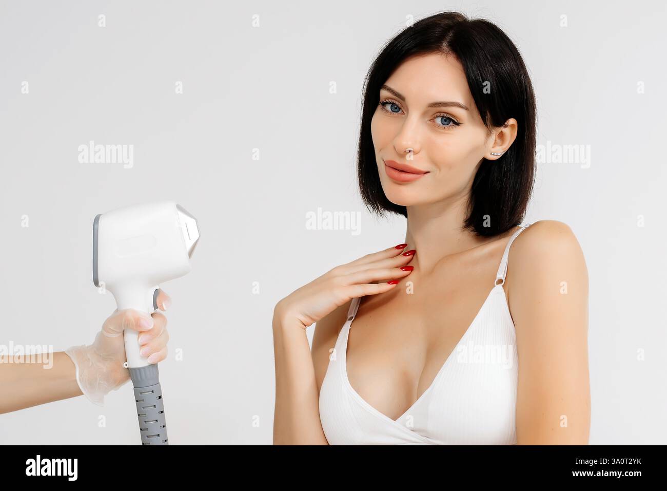Körperhygiene. Laserhaarentfernung des Körpers. Ein Kosmetiker entfernt Körperhaare junger Frauen. Laserhaarentfernung in einer Kosmetikklinik. Stockfoto Körperhygiene. Laserhaarentfernung des Körpers. Ein Kosmetiker entfernt Körperhaare junger Frauen. Laserhaarentfernung in einer Kosmetikklinik. Stockfoto