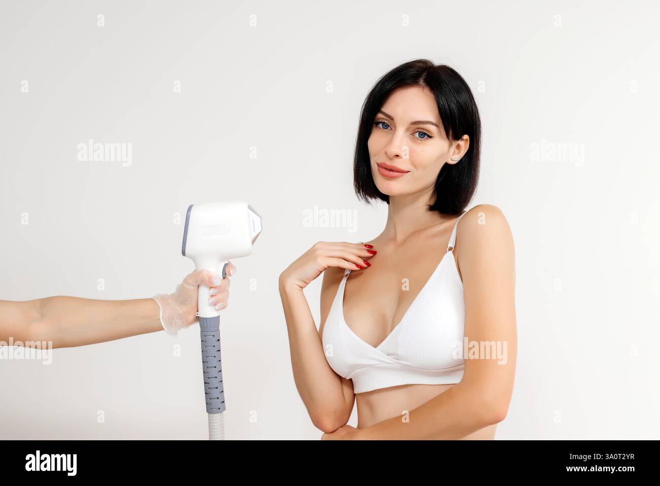 Körperhygiene. Laserhaarentfernung des Körpers. Ein Kosmetiker entfernt Körperhaare junger Frauen. Laserhaarentfernung in einer Kosmetikklinik. Stockfoto Körperhygiene. Laserhaarentfernung des Körpers. Ein Kosmetiker entfernt Körperhaare junger Frauen. Laserhaarentfernung in einer Kosmetikklinik. Stockfoto