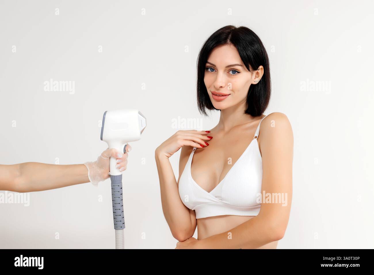 Körperhygiene. Laserhaarentfernung des Körpers. Ein Kosmetiker entfernt Körperhaare junger Frauen. Laserhaarentfernung in einer Kosmetikklinik. Stockfoto Körperhygiene. Laserhaarentfernung des Körpers. Ein Kosmetiker entfernt Körperhaare junger Frauen. Laserhaarentfernung in einer Kosmetikklinik. Stockfoto