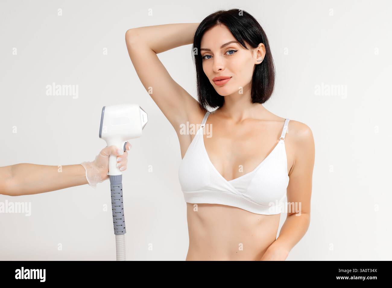 Körperhygiene. Laserhaarentfernung des Körpers. Ein Kosmetiker entfernt Körperhaare junger Frauen. Laserhaarentfernung in einer Kosmetikklinik. Stockfoto Körperhygiene. Laserhaarentfernung des Körpers. Ein Kosmetiker entfernt Körperhaare junger Frauen. Laserhaarentfernung in einer Kosmetikklinik. Stockfoto