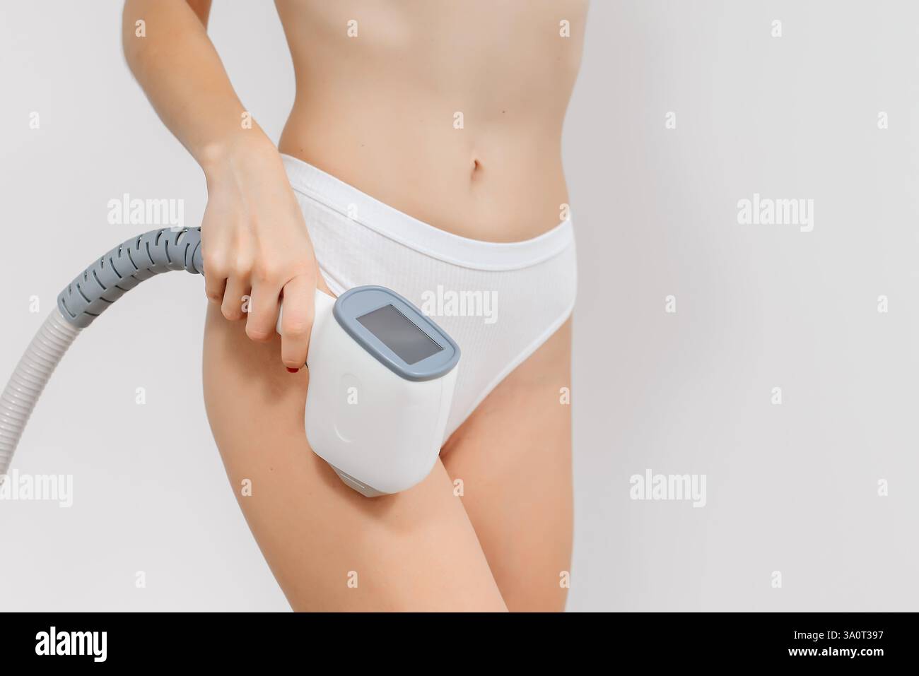 Körperhygiene. Laserhaarentfernung des Körpers. Ein Kosmetiker entfernt Körperhaare junger Frauen. Laserhaarentfernung in einer Kosmetikklinik. Stockfoto Körperhygiene. Laserhaarentfernung des Körpers. Ein Kosmetiker entfernt Körperhaare junger Frauen. Laserhaarentfernung in einer Kosmetikklinik. Stockfoto
