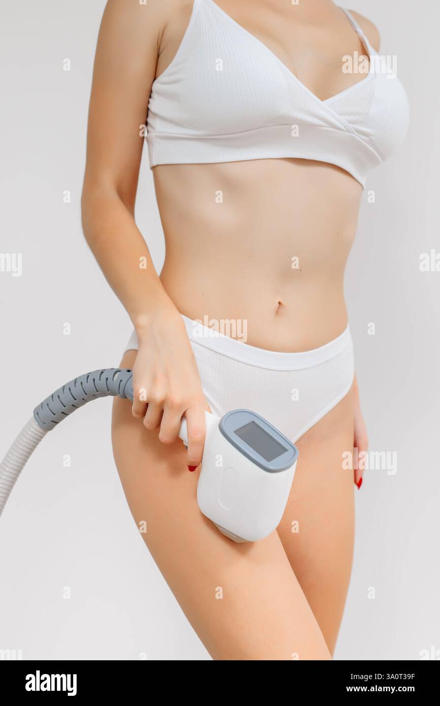 Körperhygiene. Laserhaarentfernung des Körpers. Ein Kosmetiker entfernt Körperhaare junger Frauen. Laserhaarentfernung in einer Kosmetikklinik. Stockfoto Körperhygiene. Laserhaarentfernung des Körpers. Ein Kosmetiker entfernt Körperhaare junger Frauen. Laserhaarentfernung in einer Kosmetikklinik. Stockfoto