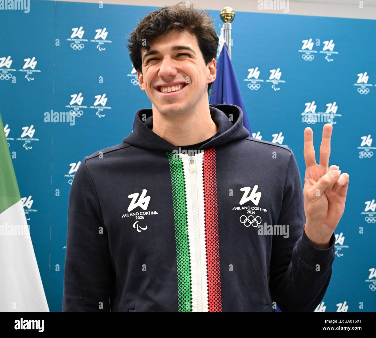 Mailand. März 2025. Die Paralympische Schwimmmeisterin Simone Barlaam aus Italien posiert während der einjährigen Zeremonie der Paralympischen Winterspiele 2026 in Mailand, Italien, am 5. März 2025. Quelle: Xinhua/Alamy Live News Stockfoto