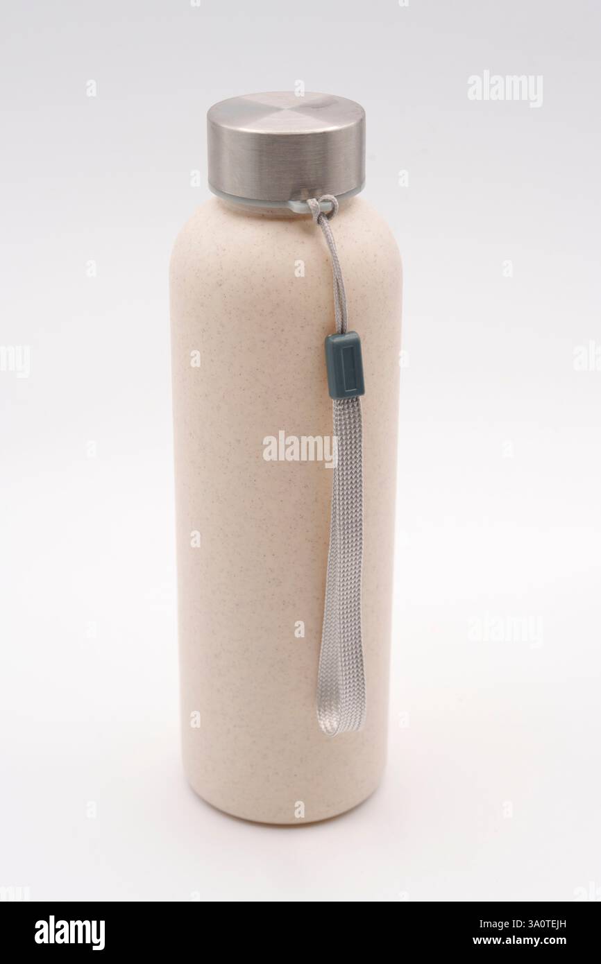 Wiederverwendbare Sportflasche aus Kunststoff mit Trageschlaufe auf der Kappe Stockfoto
