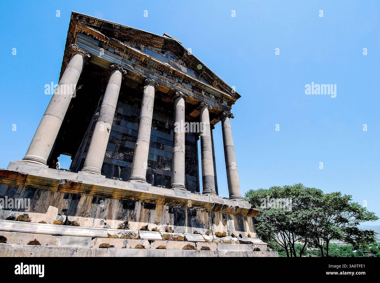 Armenischer Garni-Tempel - es ist der einzige griechisch-römische Säulentempel in Armenien. Im ionischen Stil erbaut und im Dorf Garni gelegen, ist es das berühmteste Gebäude und Symbol des vorchristlichen Armeniens. Stockfoto
