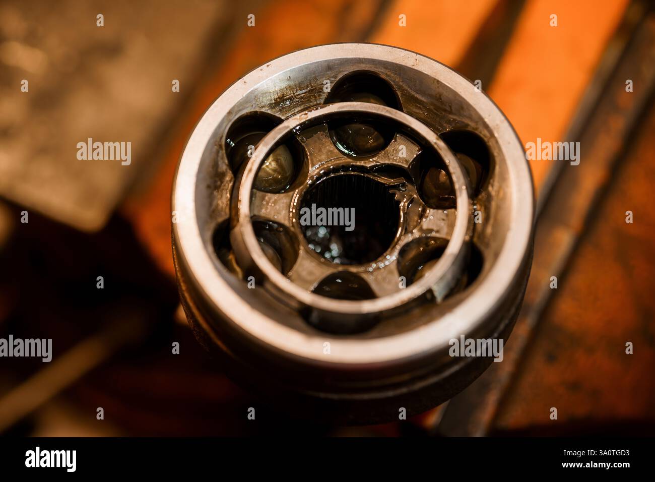 Nahaufnahme eines mechanischen Getriebebauteils mit Schmieröl auf Metalloberfläche. Stockfoto