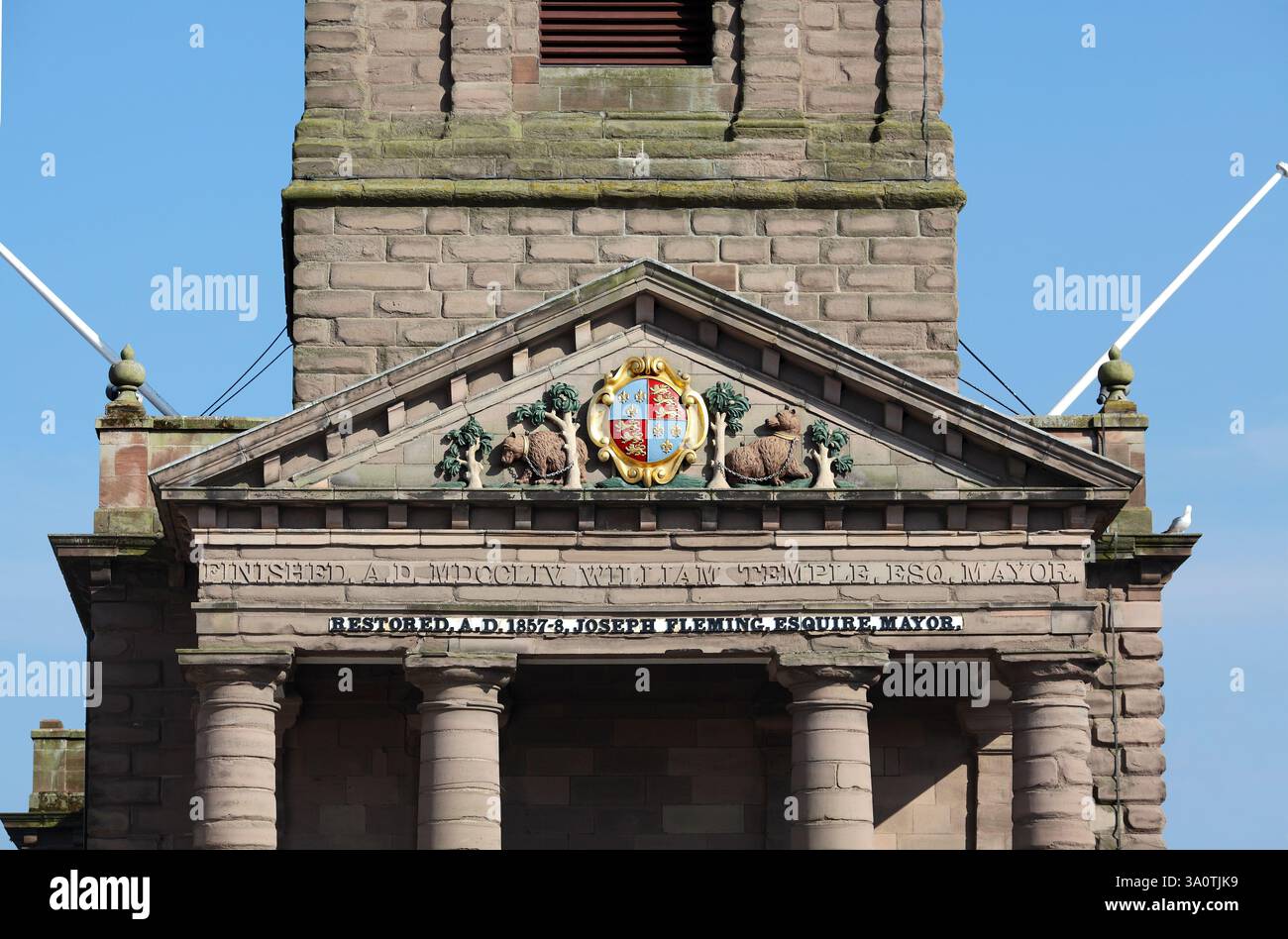 Nahaufnahme des Giebels auf dem Portikus am Rathaus von Berwick, Marygate, Berwick-upon-Tweed. Stockfoto