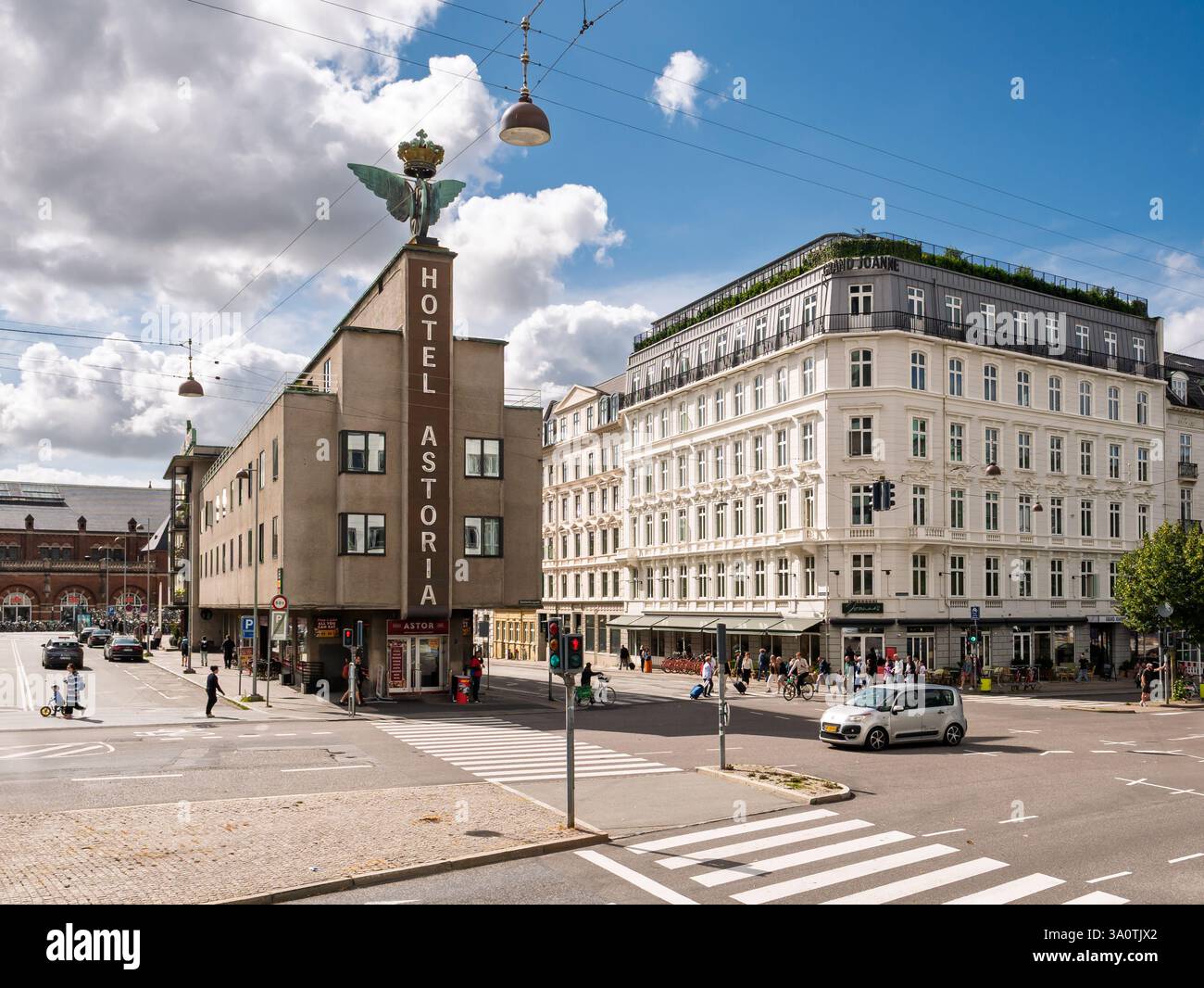 Kreuzung Vesterbrogade, Stadtzentrum Kopenhagen, städtische Straßenlandschaft mit Hotel Astoria Ecke, Fußgängerübergang, Dänemark Stockfoto