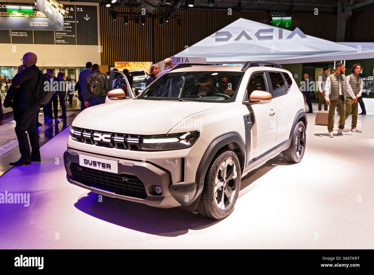 Dacia Duster Familien-SUV (2025) auf dem Pariser Automobilsalon. Paris, Frankreich - 14. Oktober 2024 Stockfoto