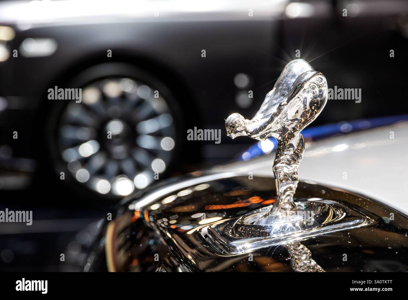 Spirit of Ecstasy Skulptur als Maskottchen auf einem Rolls Royce Luxusauto auf dem Internationalen Automobilsalon in Genf. Schweiz - 6. März 2018 Stockfoto