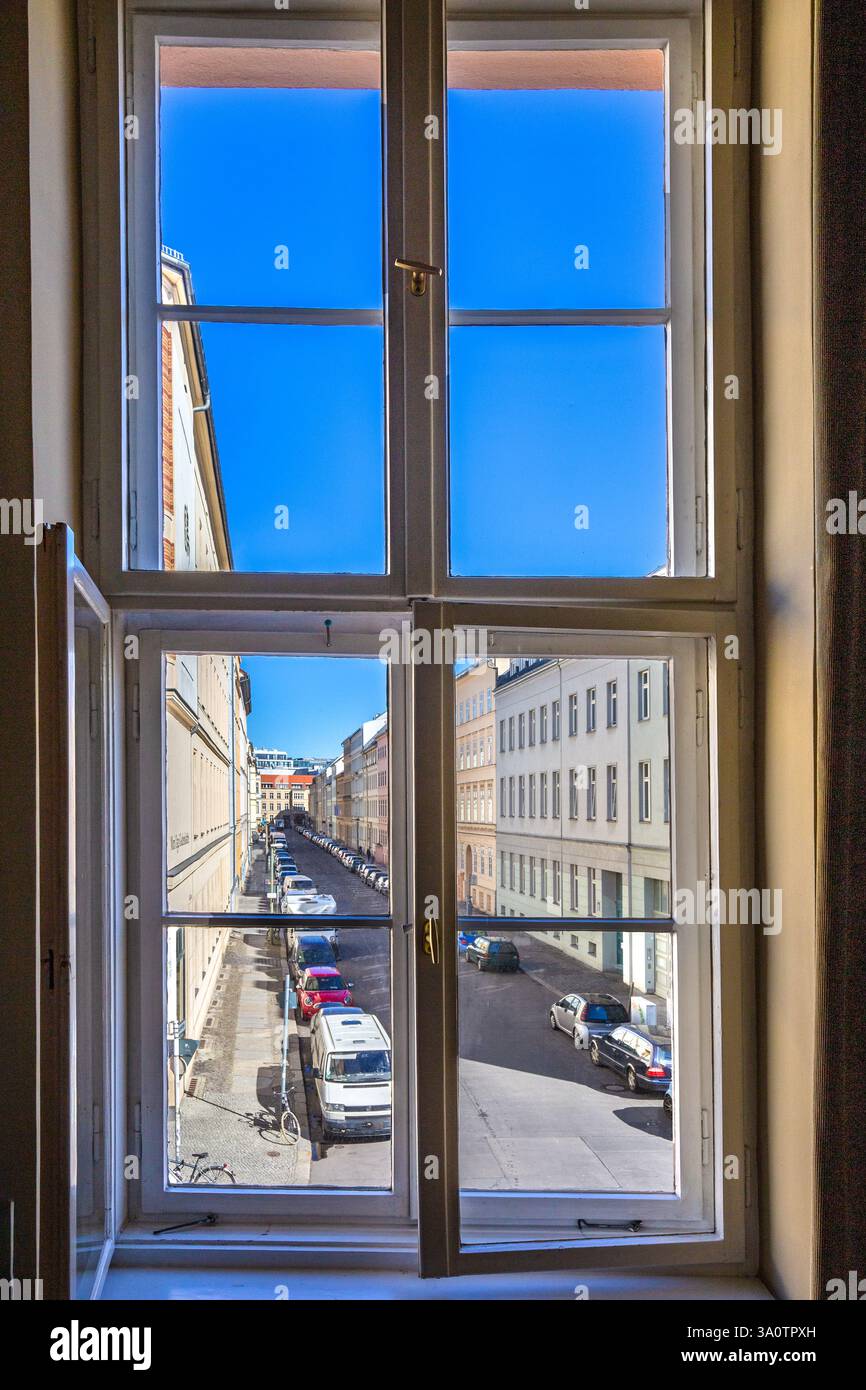 Die Straße in berlin wird von einem alten historischen Fensterrahmen aus gesehen Stockfoto