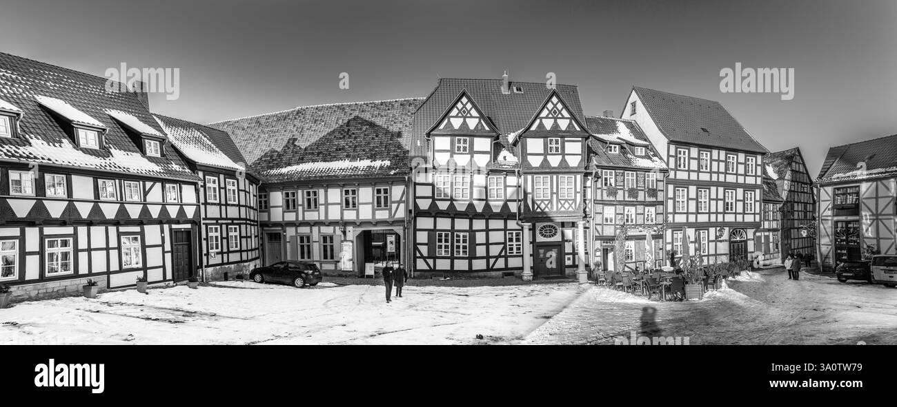 QUEDLINBURG, DEUTSCHLAND - 8. JAN 2016: Malerische alte Fachwerkhäuser in Quedlinburg, Deutschland. Es ist bekannt, dass die Stadt zumindest seit dem Ohr existiert hat Stockfoto
