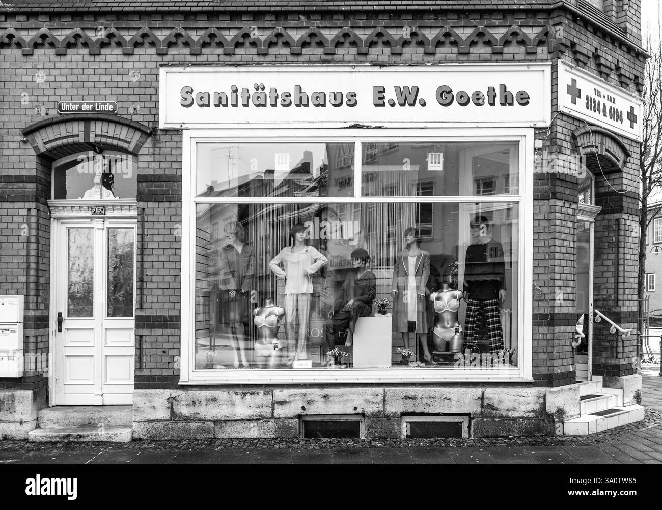 Mühlhausen, Deutschland - 17. Januar 2016: Altes Schaufenster eines Medizinproduktionslagers mit dem Namen Goethe in Mühlhausen. Goethe ist für Do Stockfoto