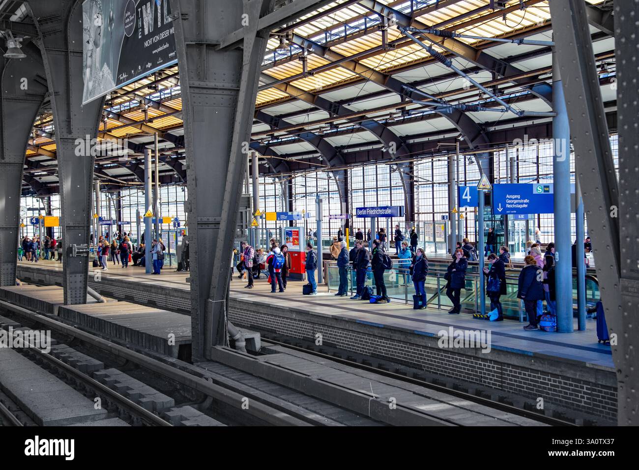 Berlin, Deutschland - 1. April 2016: Blick auf Menschen, die am Bahnsteig des Bahnhofs Friedrichstraße warten. Stockfoto