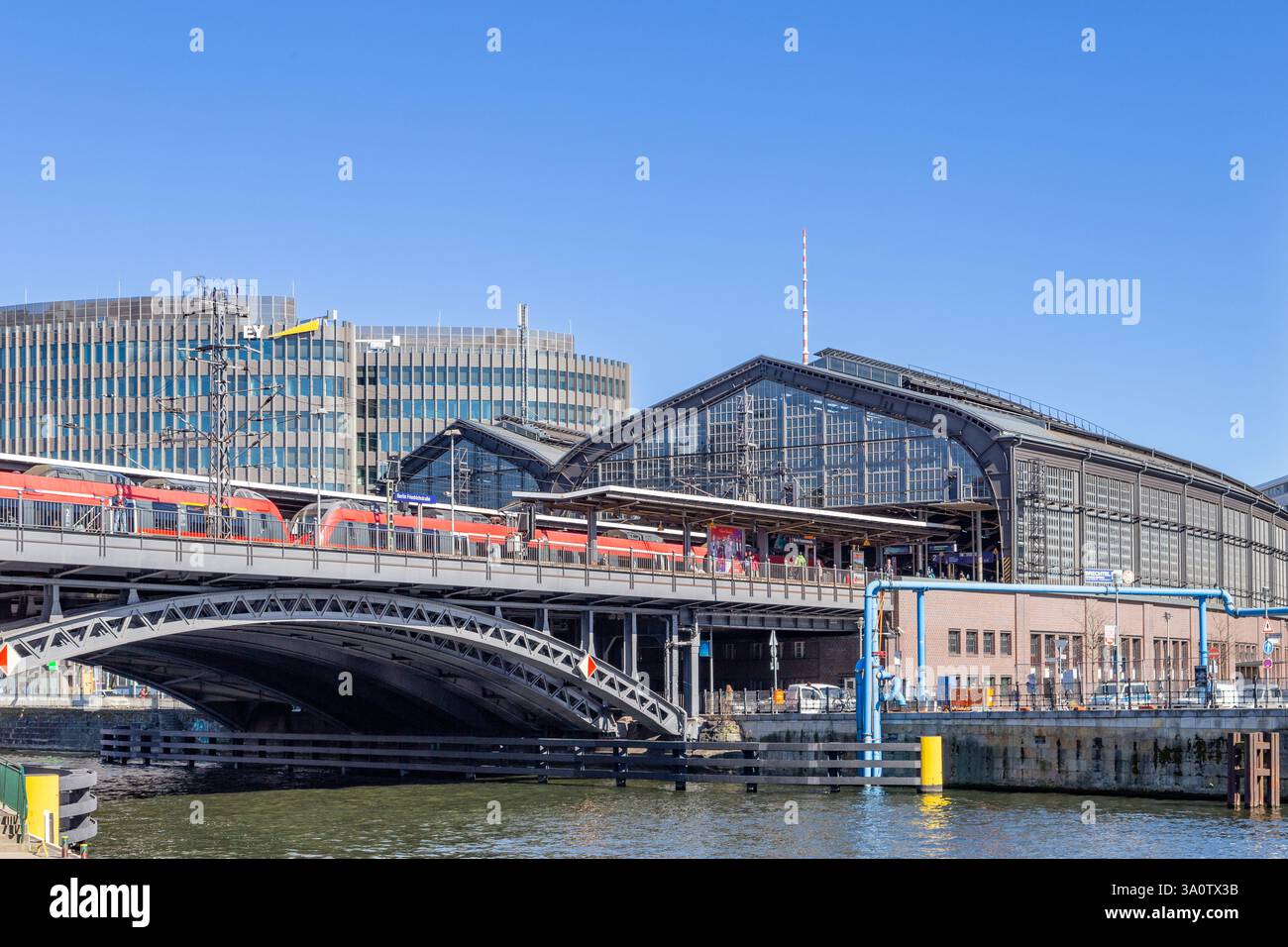 Berlin, Deutschland - 1. April 2016: Blick auf den Bahnhof Friedrichstraße, Spree und moderne Architektur. Stockfoto