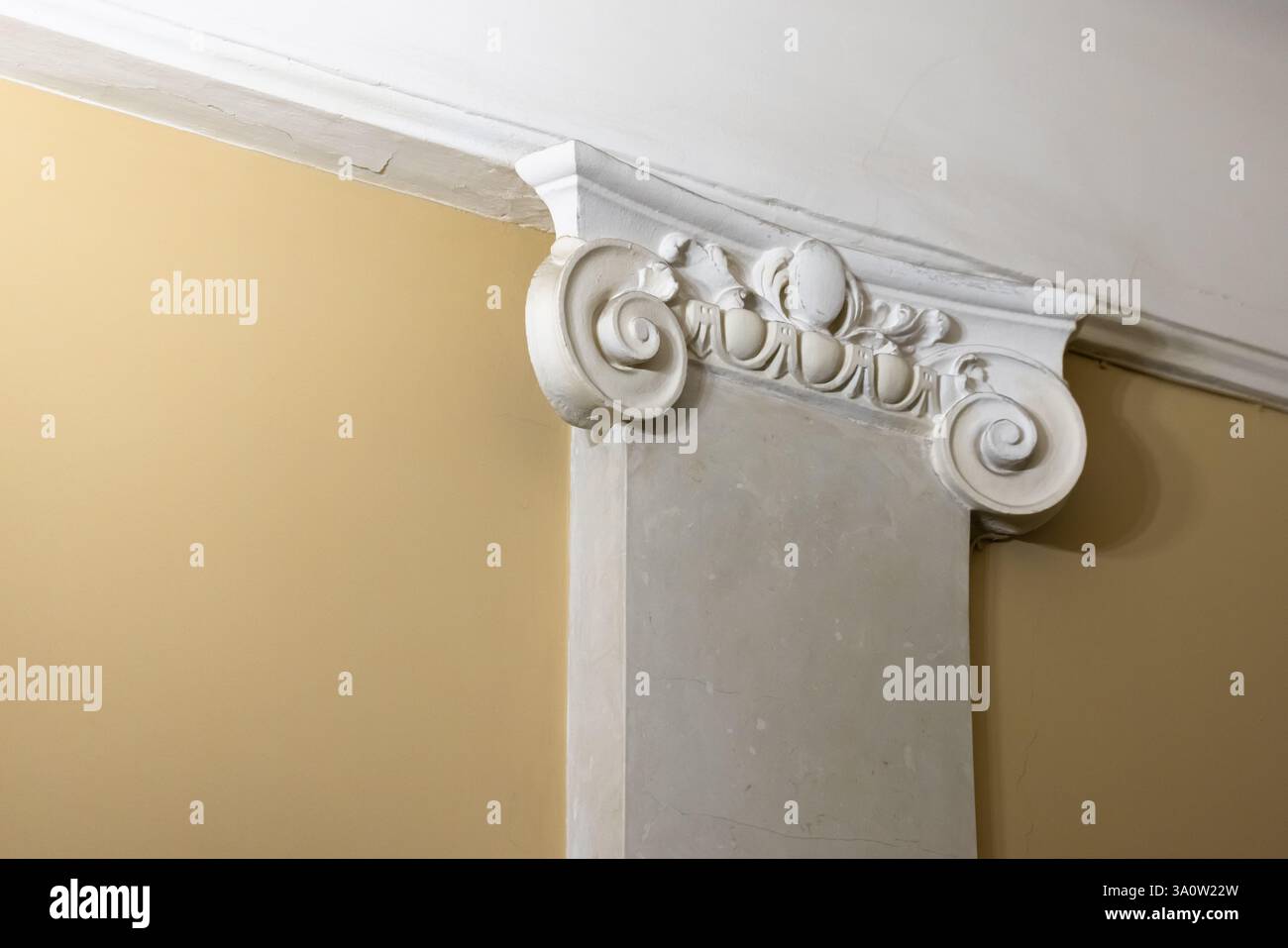 Klassisches Portikusfragment mit weißer Säulenspitze und gelber Wand. Beispiel für antike klassische Architektur Stockfoto Klassisches Portikusfragment mit weißer Säulenspitze und gelber Wand. Beispiel für antike klassische Architektur Stockfoto