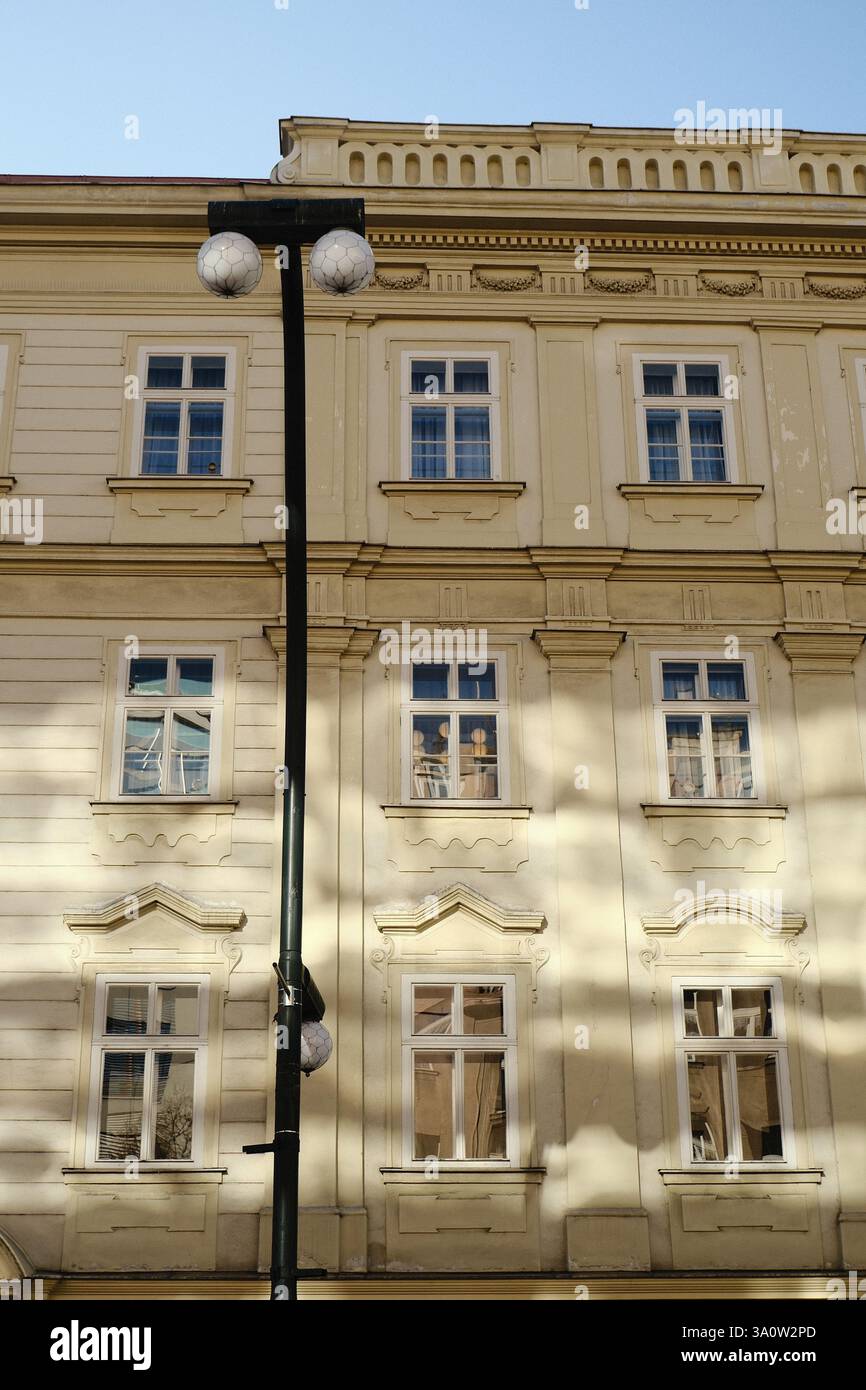 Visuell fesselnde urbane Architektur mit wunderschönen Fensterreflexen Stockfoto