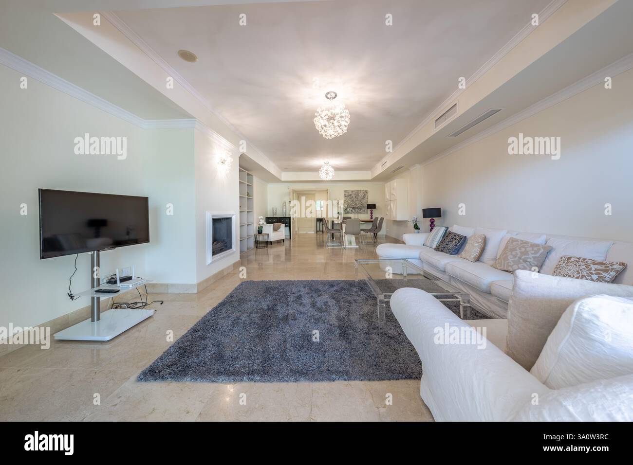 Ein Bild von einem luxuriösen Wohnzimmer mit Unterhaltungs- und Essbereich in mediterraner Immobilie Stockfoto
