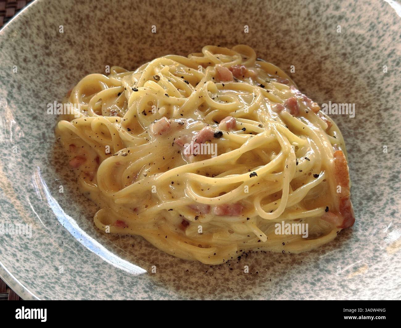 Eine Schüssel Carbonara, ein italienisches Gericht Stockfoto