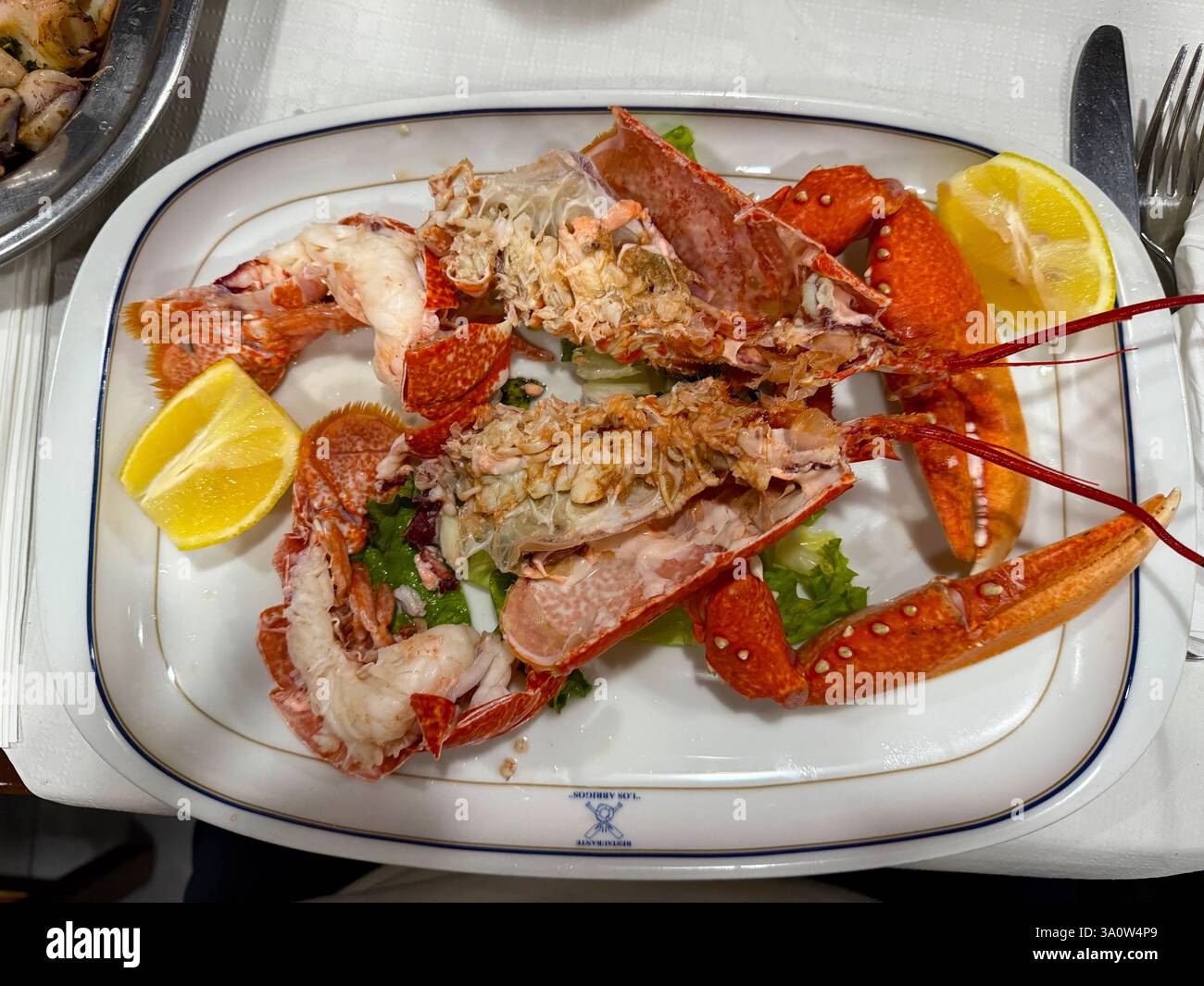 Präsentation eines gekochten Hummer auf einem Teller in einem Restaurant Stockfoto