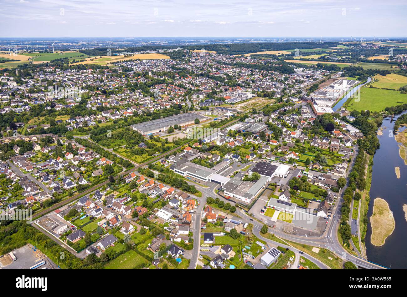 Luftaufnahme, Wohngebiet Ortsansicht Wickede mit Werk Wickeder Westfalenstahl, Mannesmann Precision Tubes GmbH Werk Wickede und Bau si Stockfoto