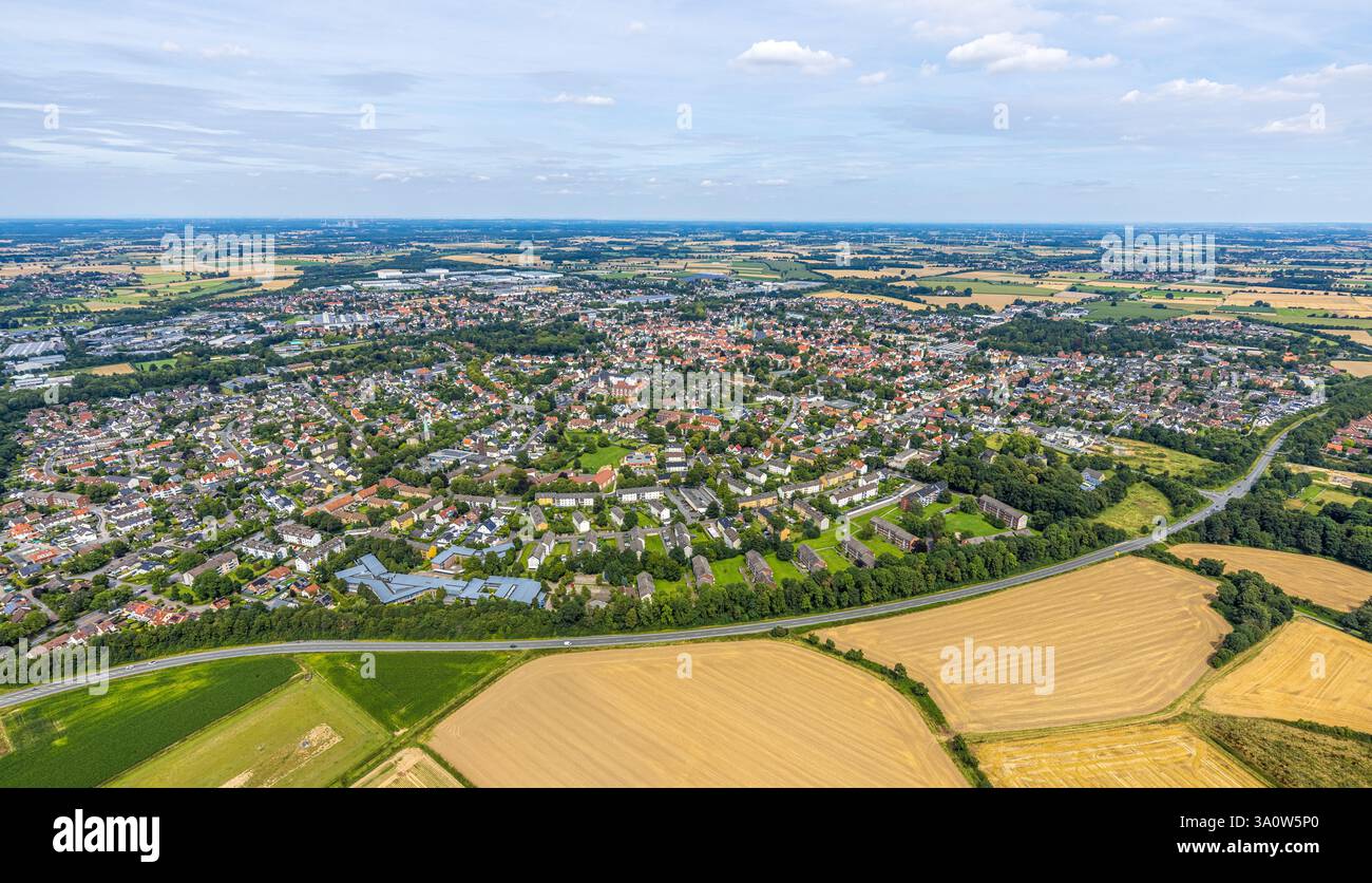 Aus der Vogelperspektive, Überblick Werl mit Altstadt mit Wallfahrtsbasilika Mariä Heimsuchung und katholischer Kirche St. Walburga, unterhalb der Hedwig-Dransfeld-Schoo Stockfoto