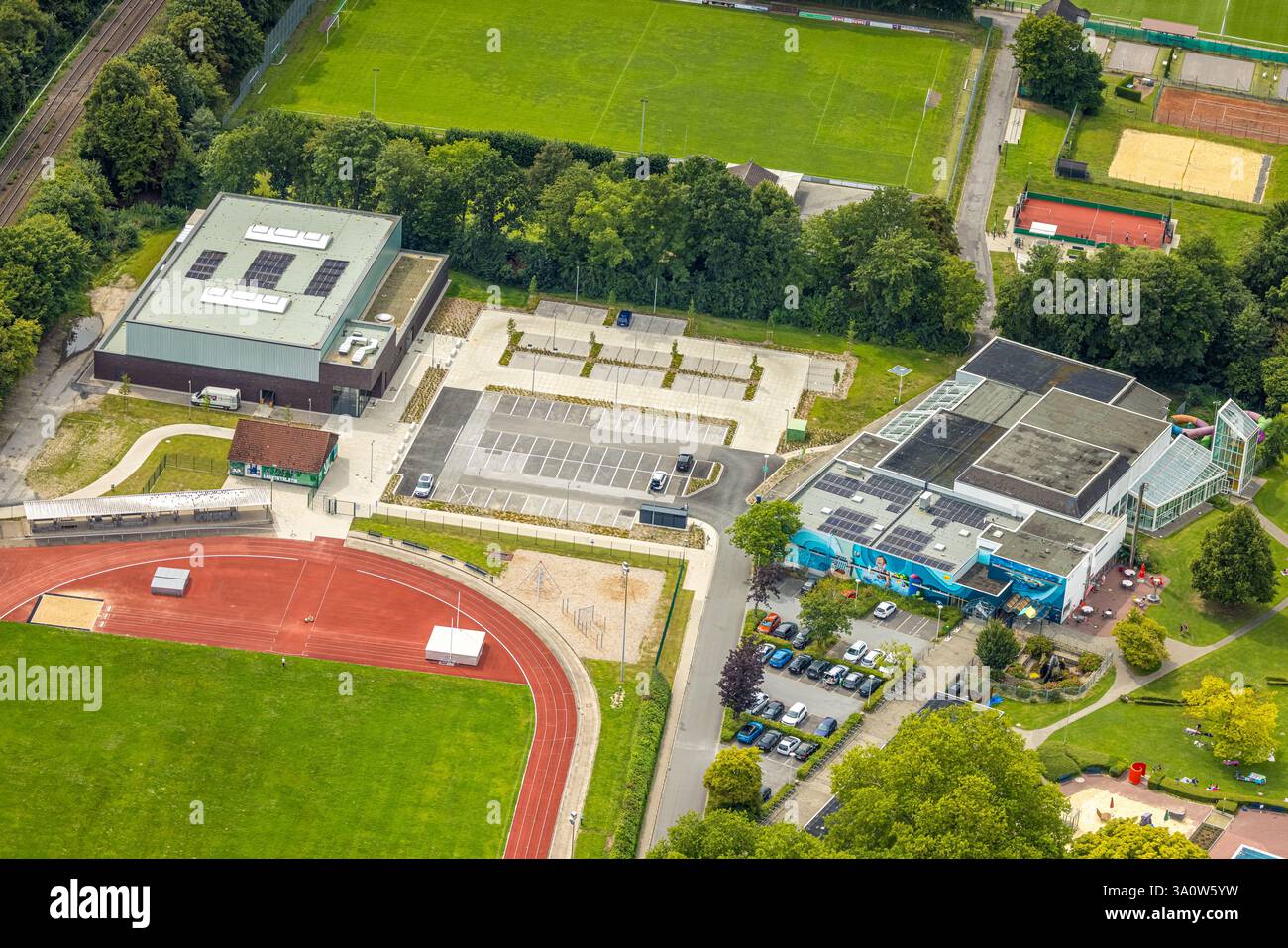 Aus der Vogelperspektive, Werl Sportpark, Werl Schwimmbad, neue Sporthalle am Salzbach, Werl, Soester Börde, Nordrhein-Westfalen, Deutschland Stockfoto