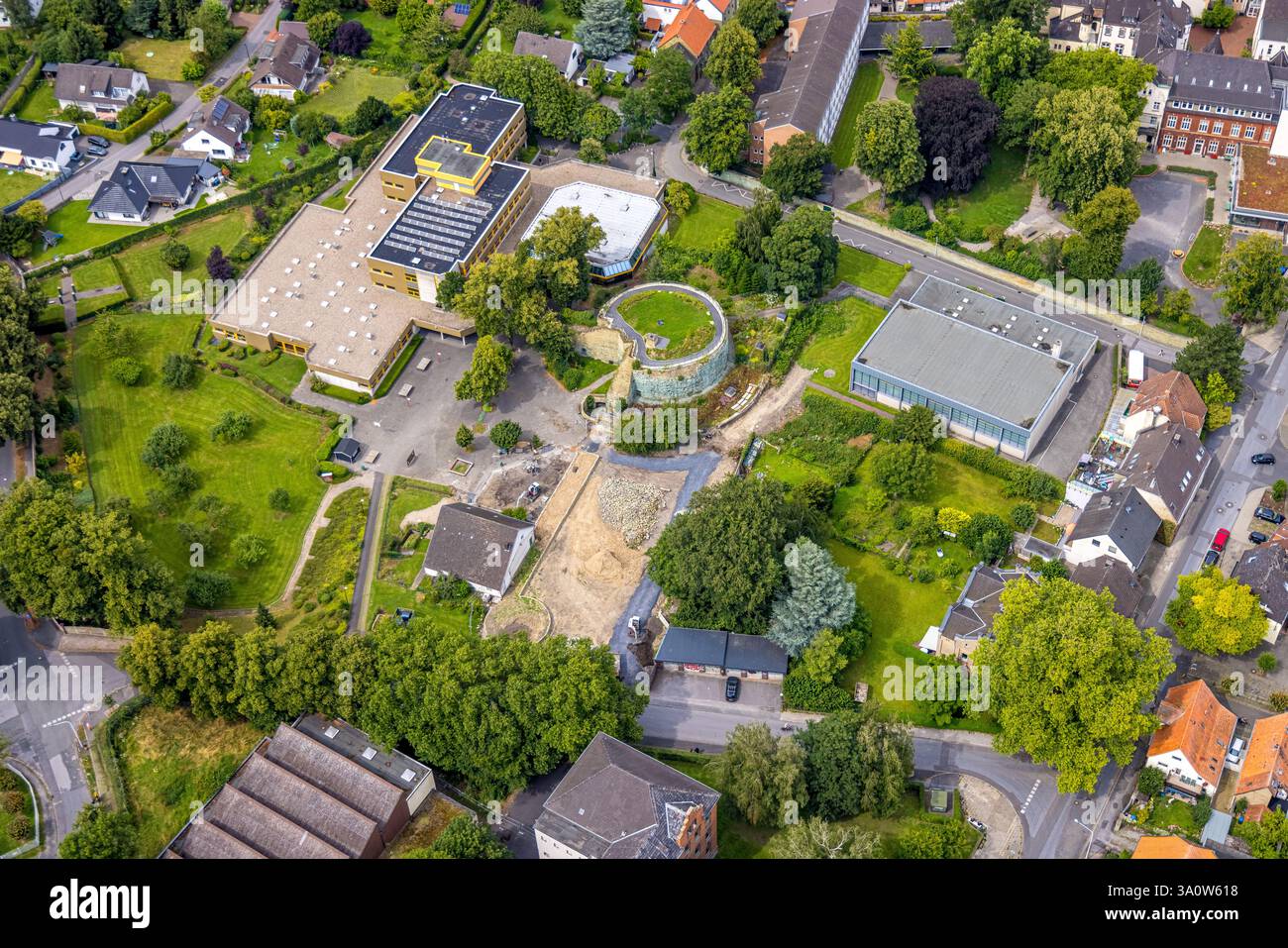 Aus der Vogelperspektive, altes Schloss Werl, Burgruine des ehemaligen kurfürstlichen Stadtschlosses, Ursulinengymnasium und Sporthalle, Werl, Soester Börde, Nordrhein Stockfoto