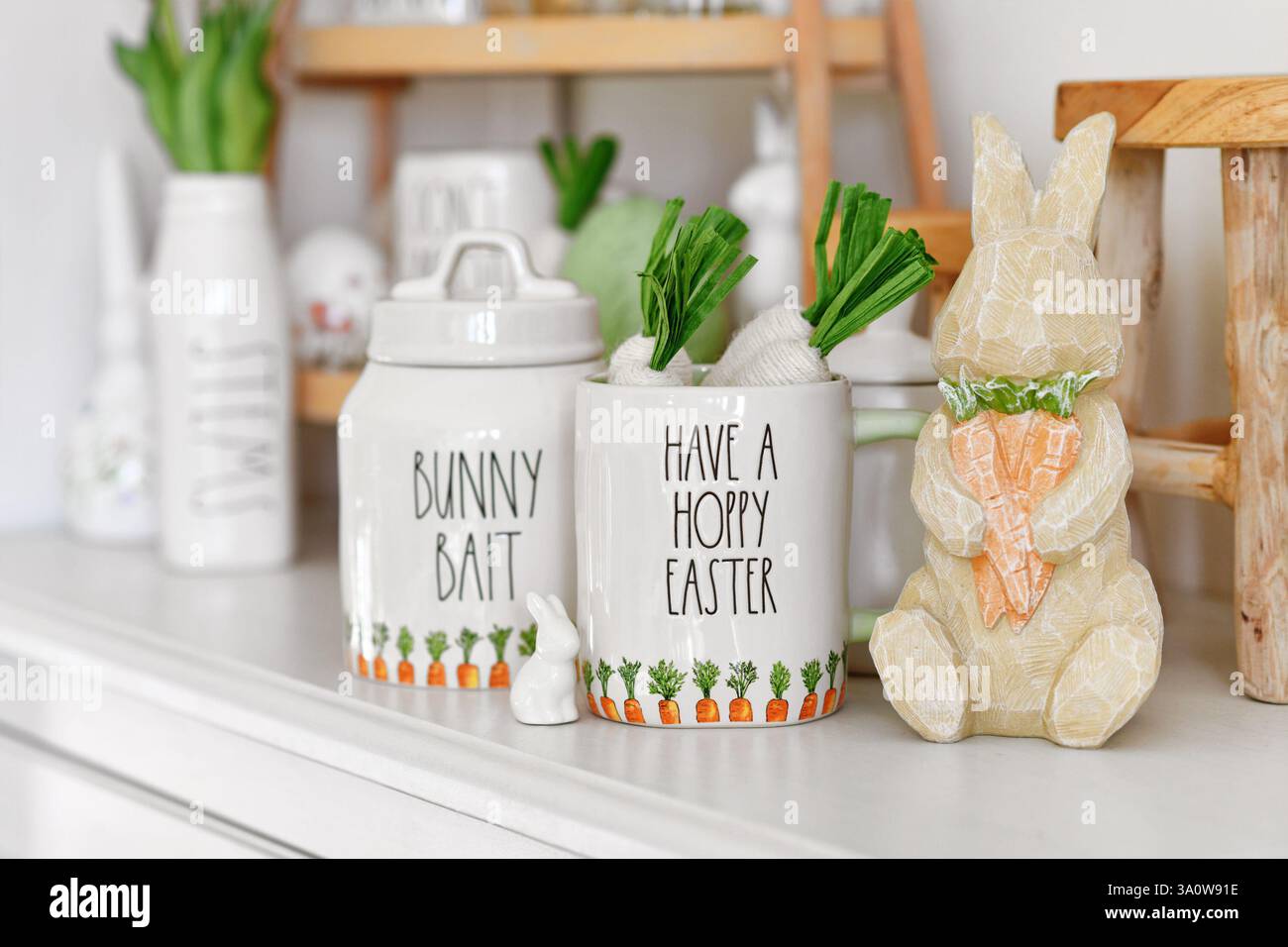 Deutschland - März 2025: Süßes saisonales Osterdekor mit kleinem Kanister und Becher mit Text „Have a Hopfy easter“ und Dekor osterhase Stockfoto